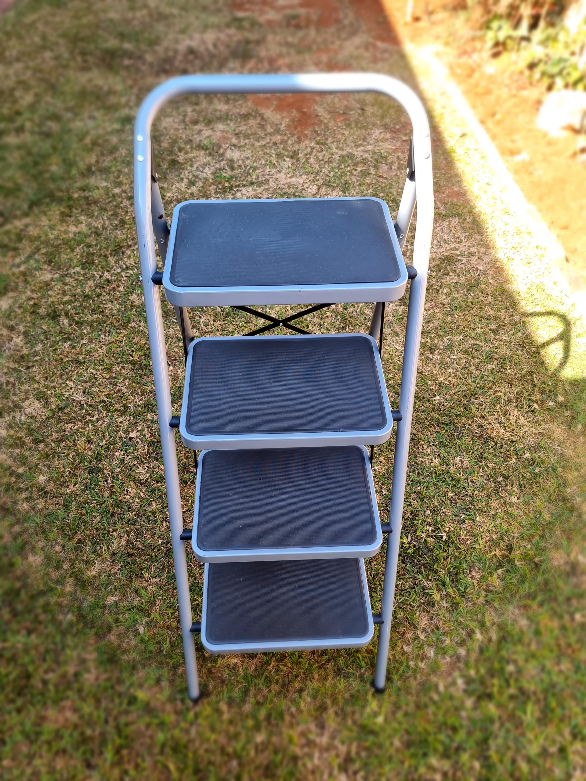 ITC 4-Step Ladder Step Stool – New, back cross pop rivet lose – perfect working condition