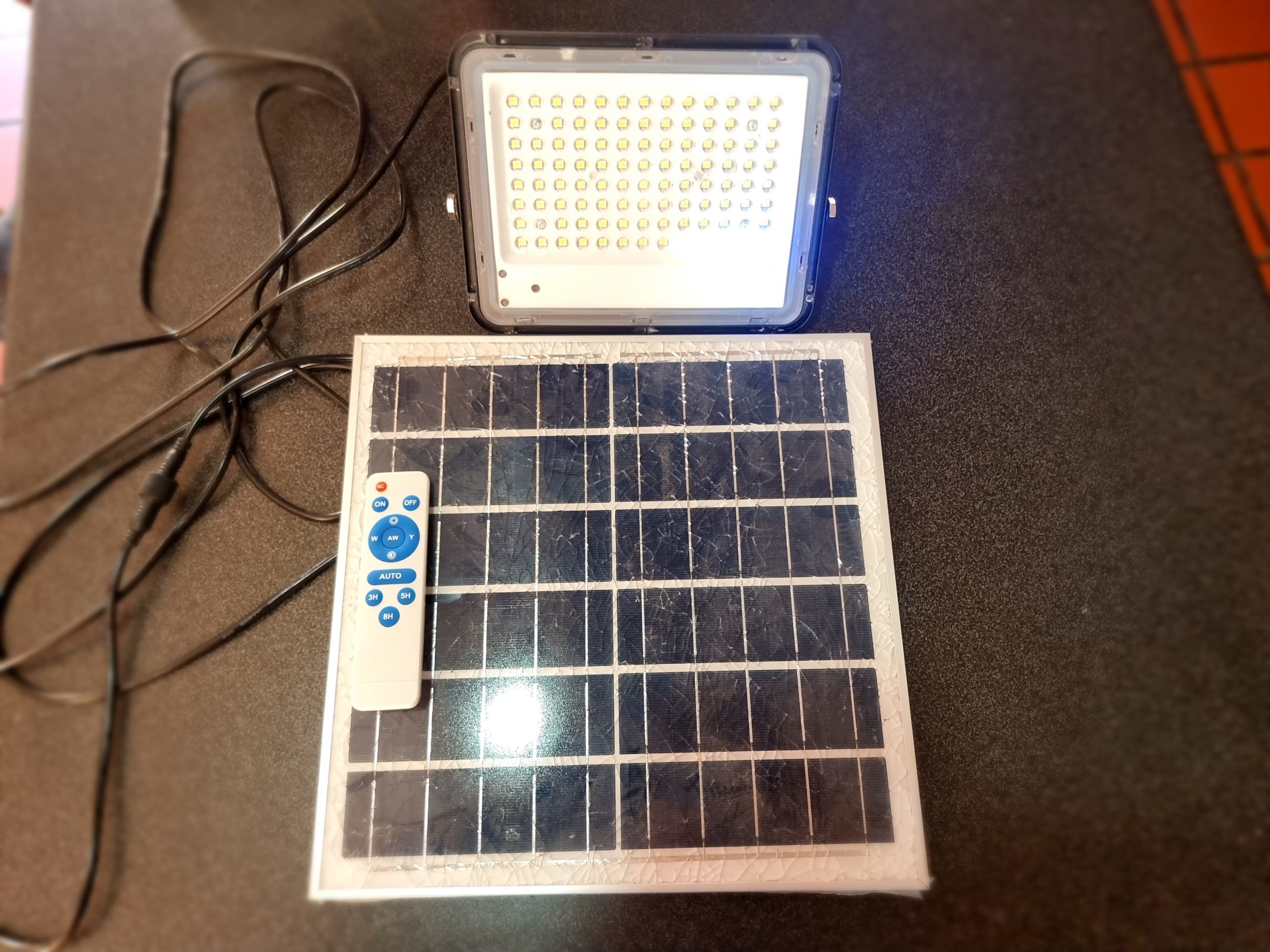 S/FLAIR N/GUARD FLOODLIGHT REM 100W BLK – Floodlight with Solar charger – Solar cracked, in perfect working condition
